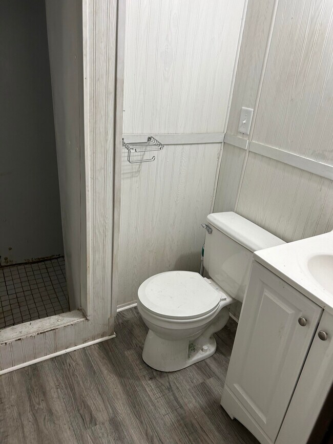 Building Photo - 305 1/2 Elm St