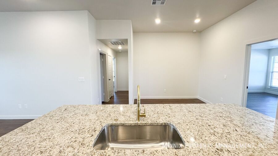 Building Photo - 2127 Langford Ave