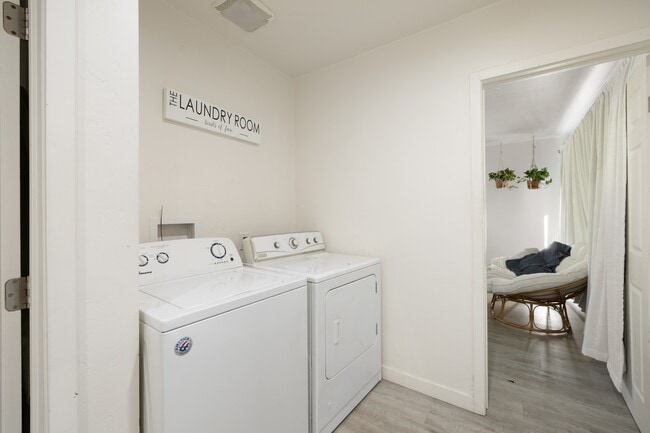 Building Photo - 6162 Mary Ln Dr