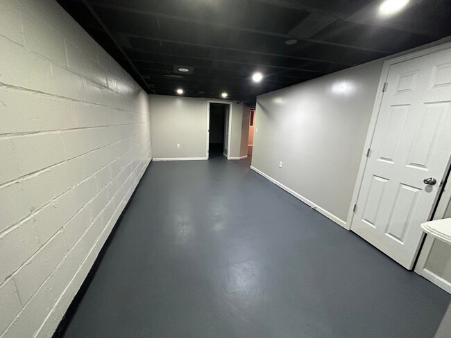 Building Photo - $900 - 3 bed 1 bath - Beautiful apartment ...