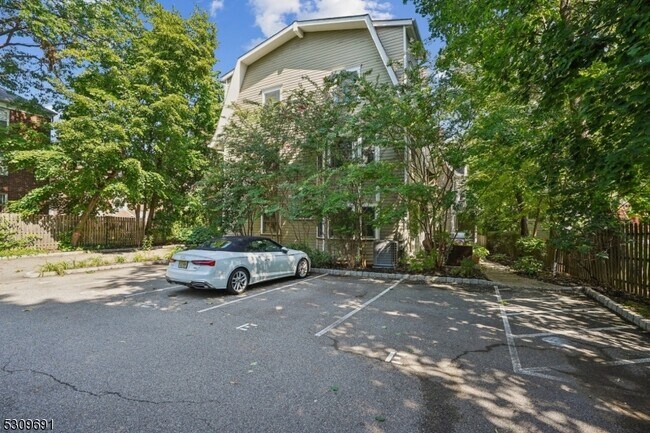 Building Photo - 184 Bellevue Ave