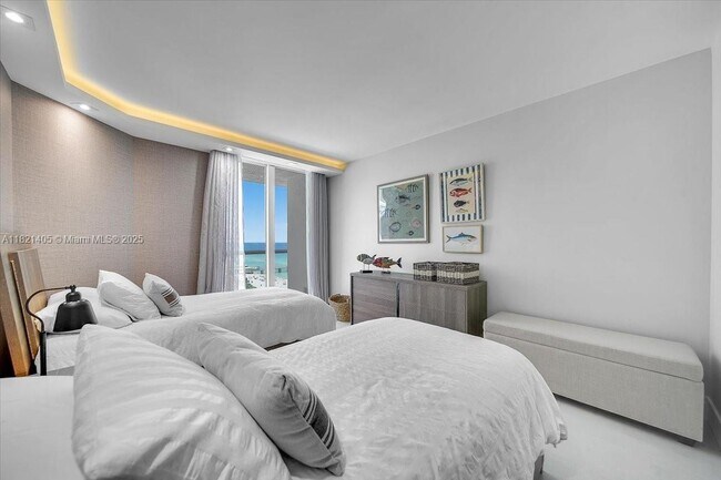 Building Photo - 16425 Collins Ave