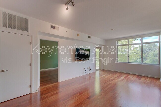 Building Photo - 54 Rainey St