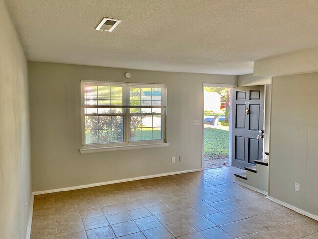 Building Photo - 1638 Keeble St