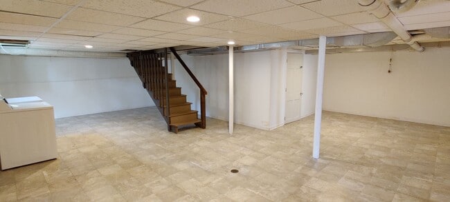 Building Photo - Ranch style home with full basement