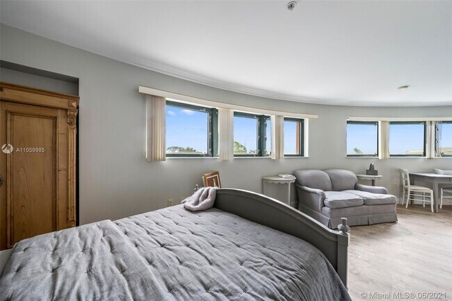 Building Photo - 5725 Sunset Dr