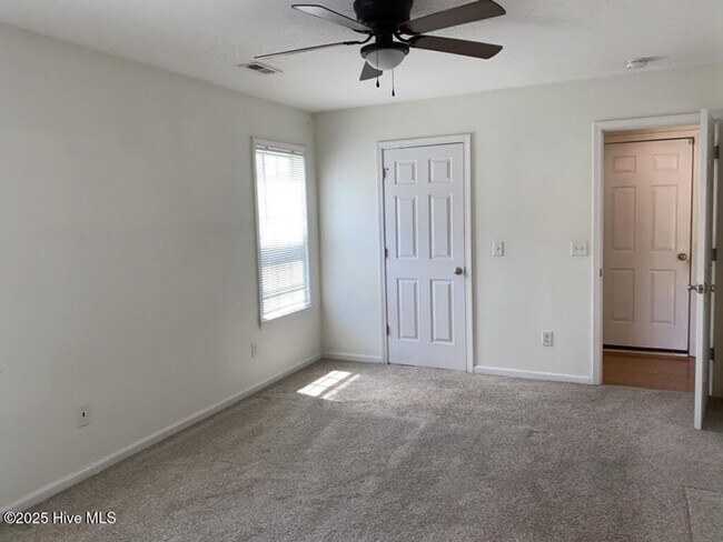 Building Photo - 206 Red Carnation Dr