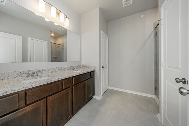 Building Photo - Spacious Townhome Available Now!
