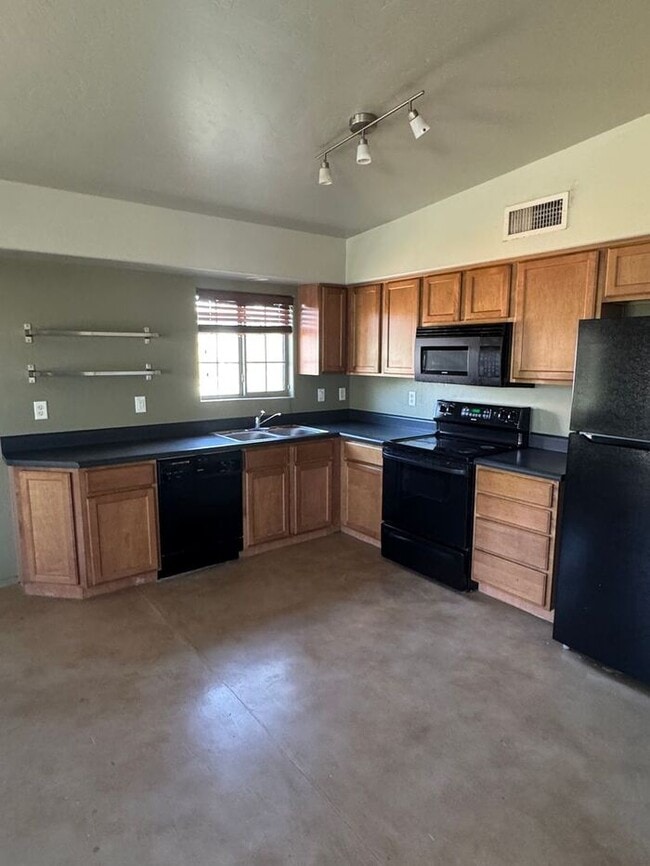 Building Photo - 3 bedroom 2 bath