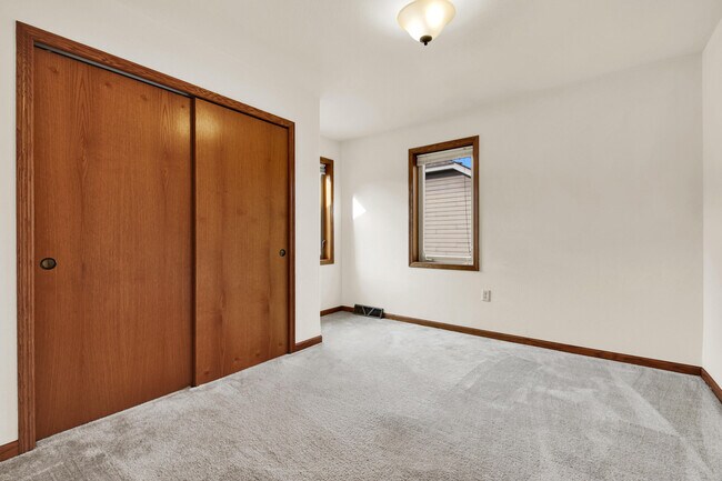 Building Photo - 407 Century Oak Dr