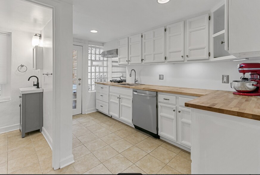 Building Photo - 2332 19th St NW