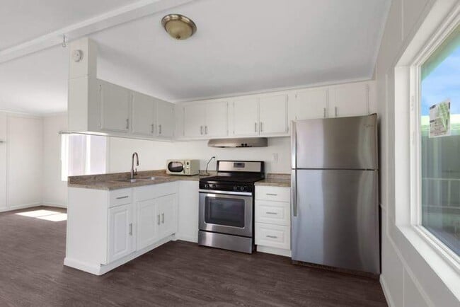 Building Photo - 428 4th Ave