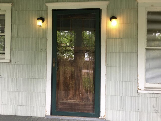 Building Photo - 809 E Burress St