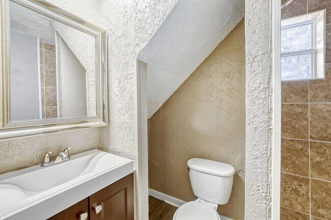 Building Photo - 911 Sims Ave