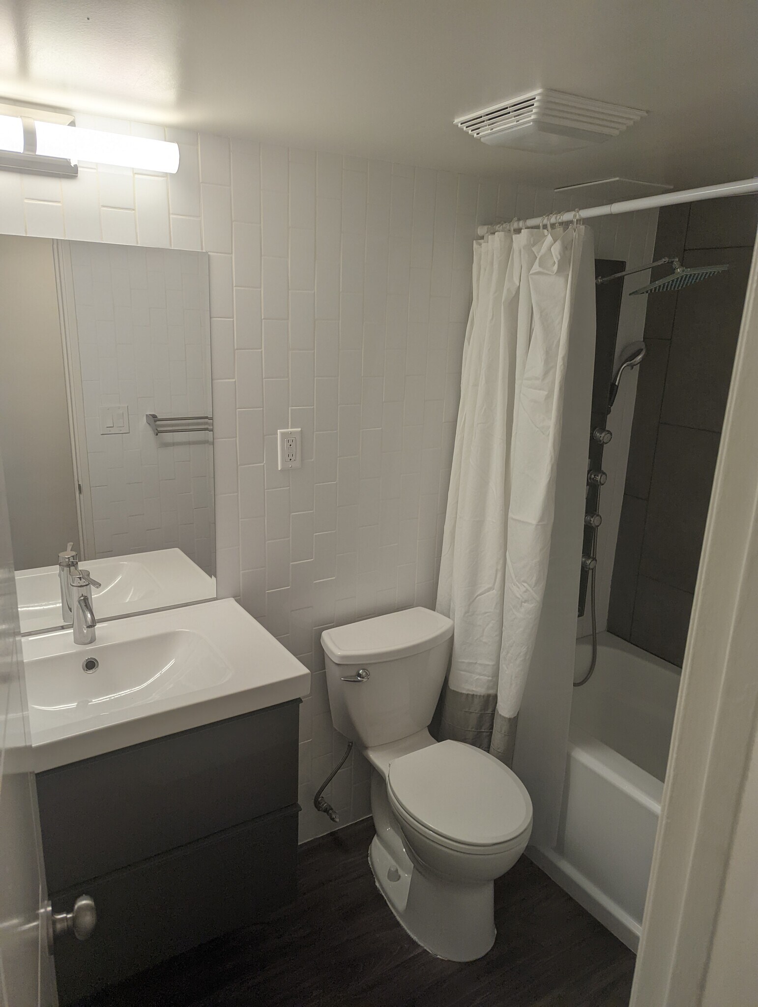 Hallway/guest bathroom - 1121 Albion St