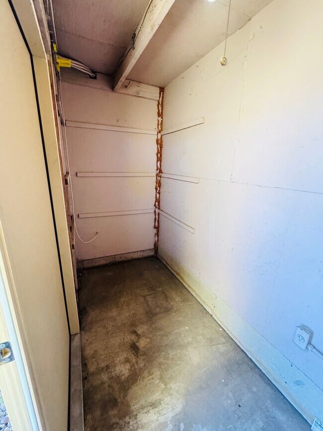 Building Photo - Beautiful Townhome in Great Eastside Location