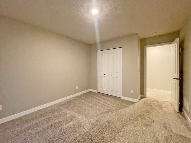 Building Photo - Gorgeous Like-New Home in Copper Hills, Never Rented, Fenced Yard, Huge Family Room, 3-Car Garage...