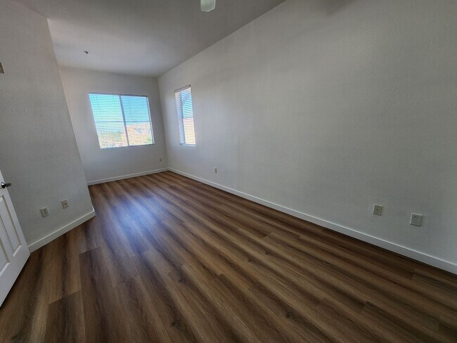 Building Photo - 35 E Agate Ave
