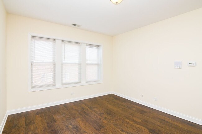 Building Photo - 4715 W Cornelia Ave