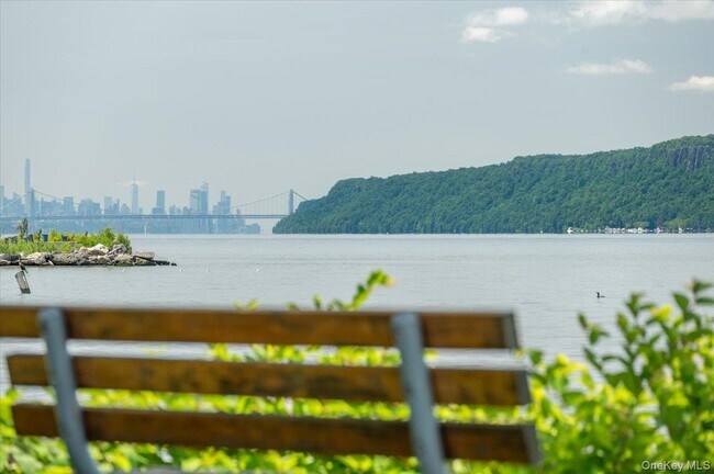 Building Photo - 579 Broadway