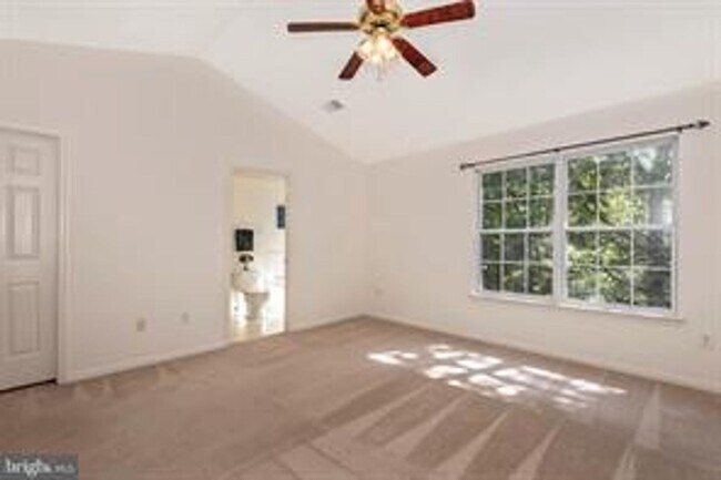 Building Photo - WELL MAINTAINED TOWNHOUSE WITH ONE CAR GARAGE, DECK,