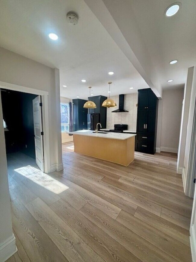 Building Photo - Downtown Remodeled Living