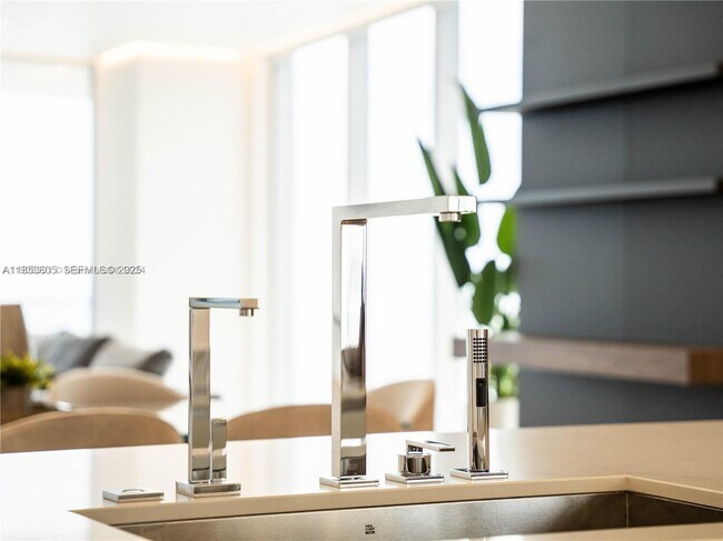 Building Photo - 18501 Collins Ave