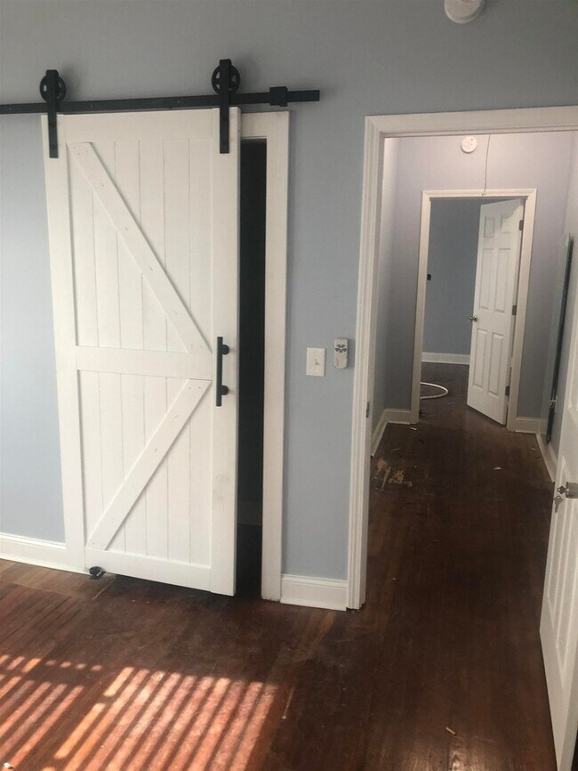 Building Photo - Beautiful Renovation in Midtown!