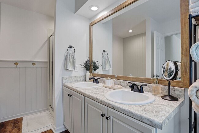Building Photo - 3 bedroom 2.5 bath with bonus room in Lega...