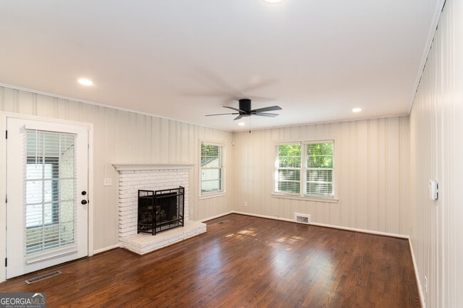 Building Photo - 4090 Land O Lakes Dr NE