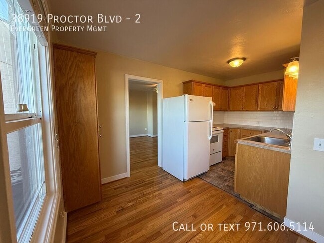 Building Photo - 38919 Proctor Blvd