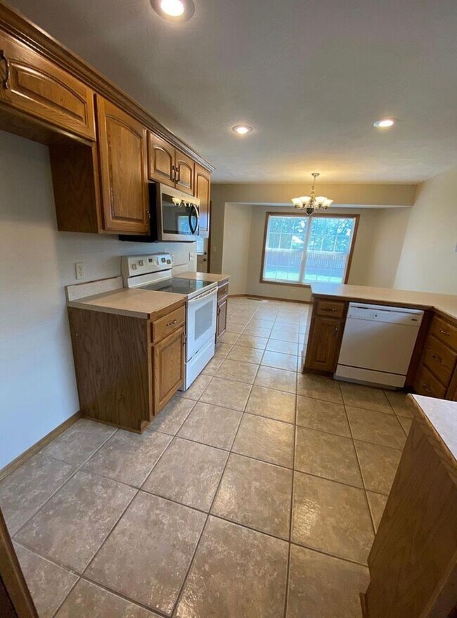Building Photo - 3 Bed 2 Bath 2 Car Home in NIXA MO!!!