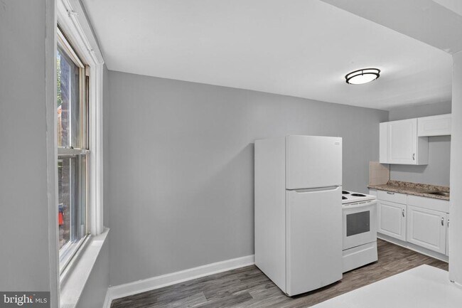 Building Photo - 331 W 21st St