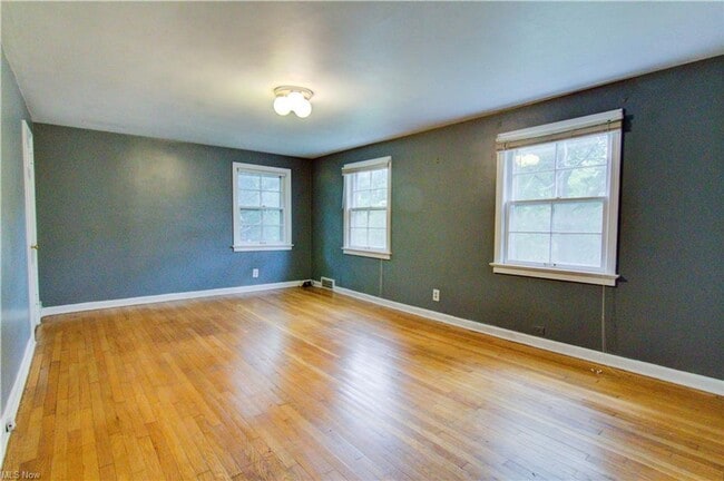 Building Photo - 4 Bed 3.5 Bath in Cleveland Heights - You ...
