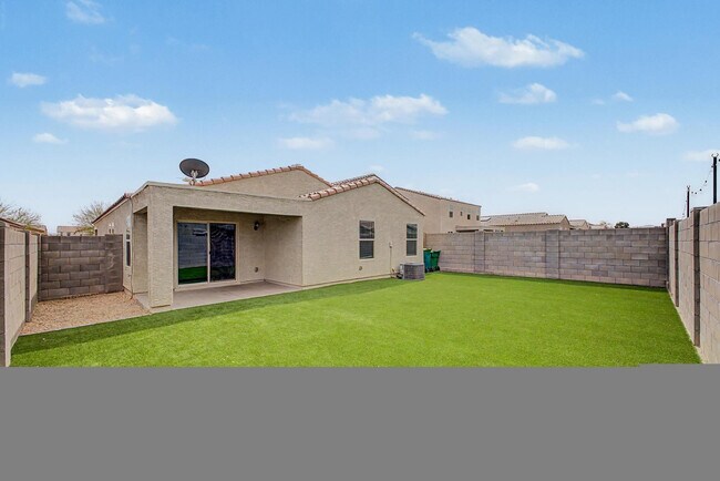 Building Photo - 12586 W Myrtle Ave