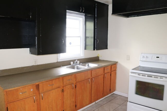 Building Photo - 1303 Burchett St