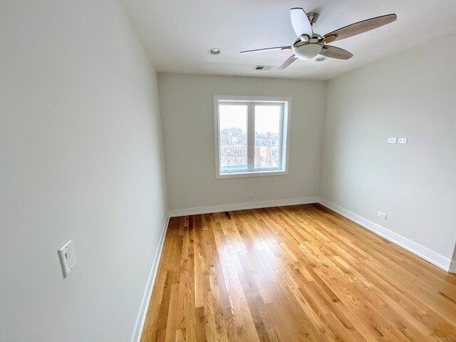 Building Photo - 3203 N Ridgeway Ave