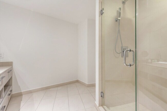 Building Photo - 4011 S Ocean Dr