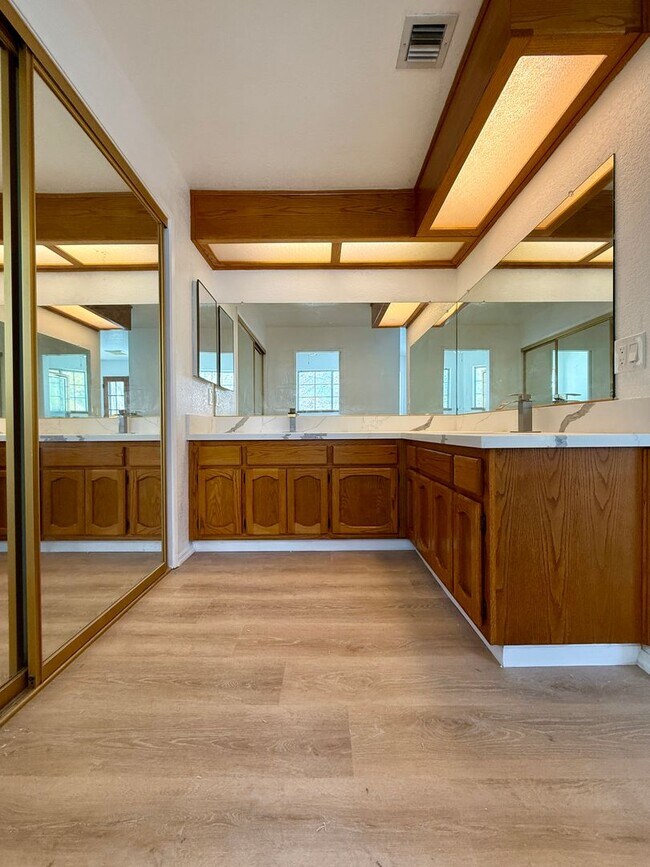 Building Photo - NORTHWEST SOLAR HOME - AVAILABLE NOW!