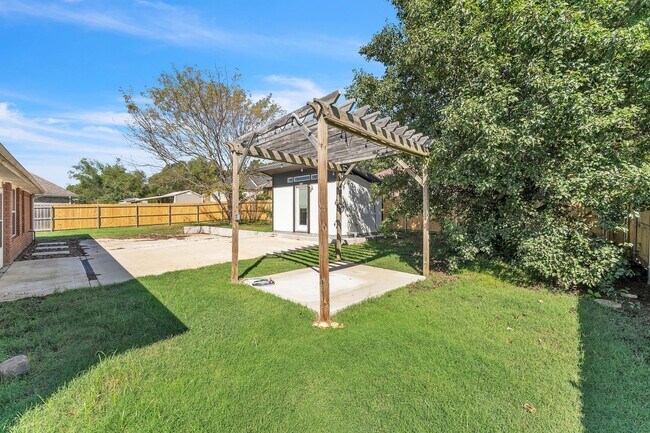 Building Photo - 3/2 Home with EV Charger, Great Outdoor Sp...