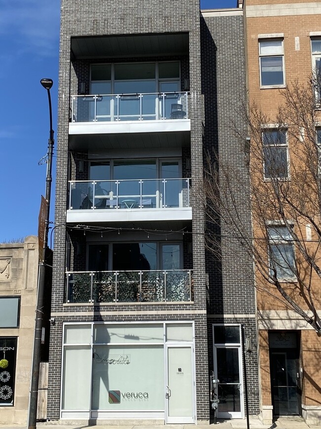Primary Photo - 2054 W Chicago Ave