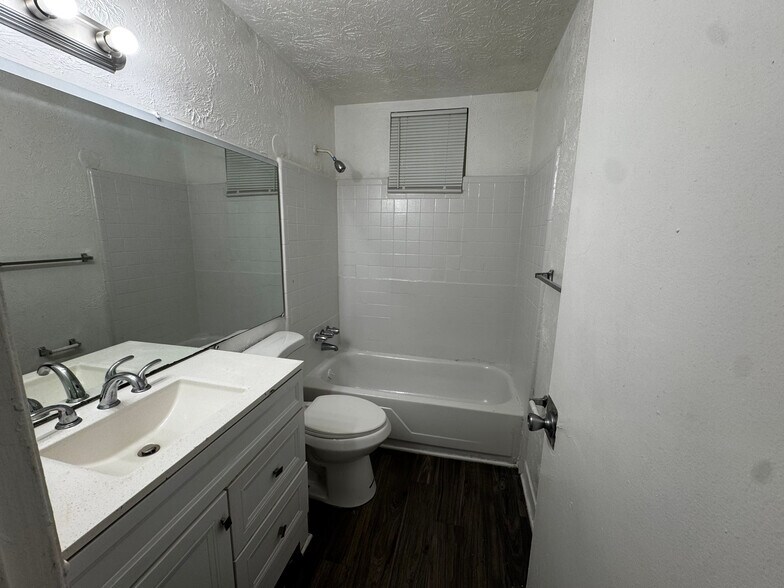 Building Photo - Room in Apartment on Stanton Rd SW