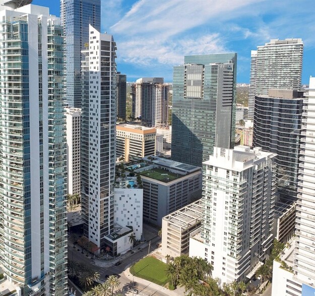 Building Photo - 1300 Brickell Bay Dr