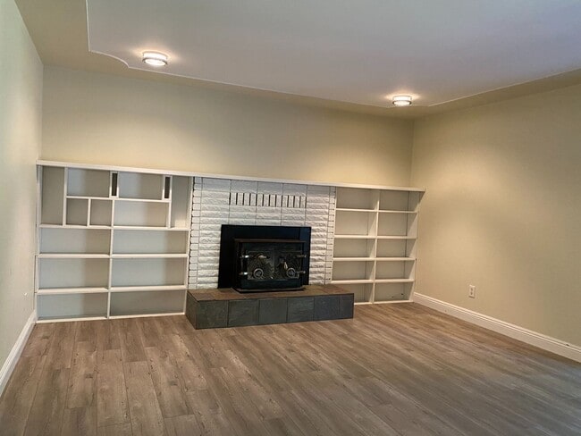 Building Photo - Your Next Chapter Starts Here - Convenient Redding Location!