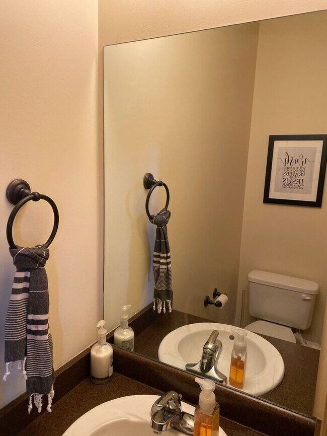 Building Photo - Beautiful 3 bedroom townhome in Draper!