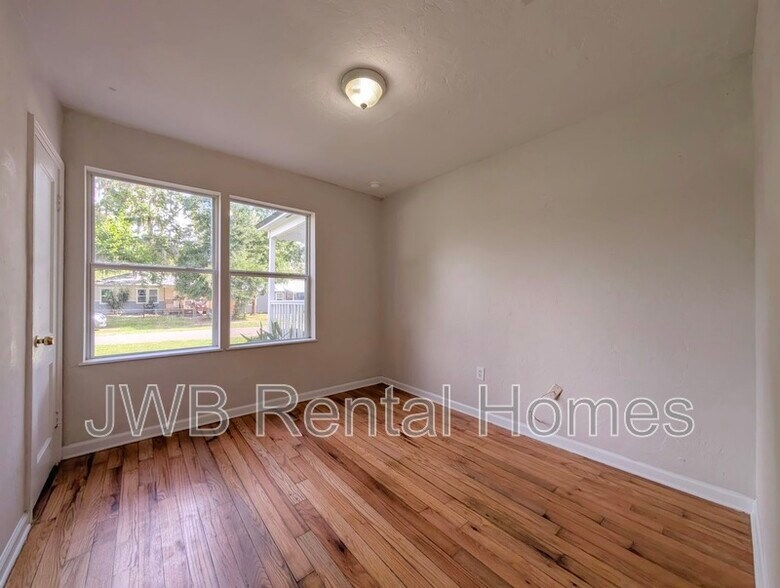 Building Photo - 5256 Sunderland Rd