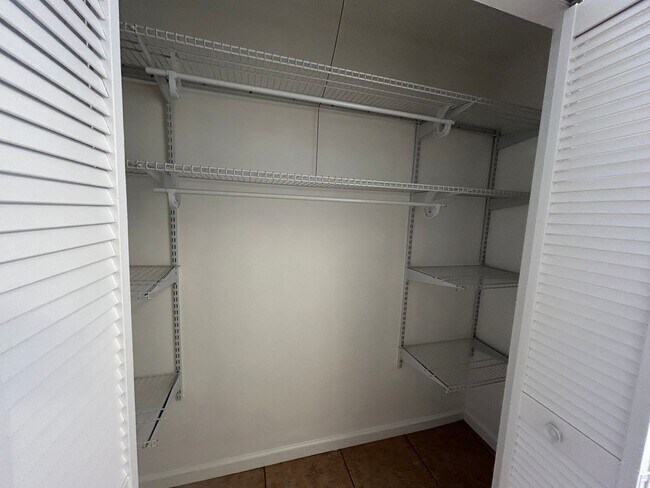 Building Photo - 1 BR Condo in Greenbriar Walking Distance to U of M!