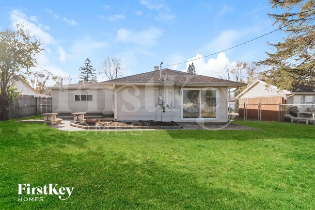 Building Photo - 10 Fir St