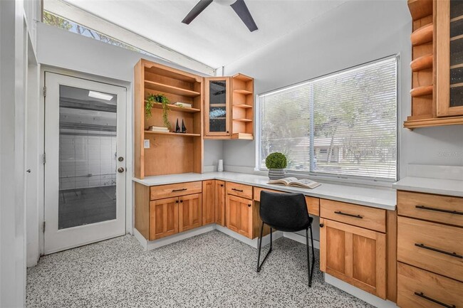 Building Photo - 4925 Camellia Way S