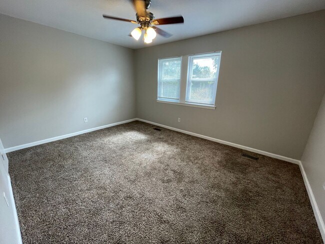 Building Photo - 764 Oak Dr E